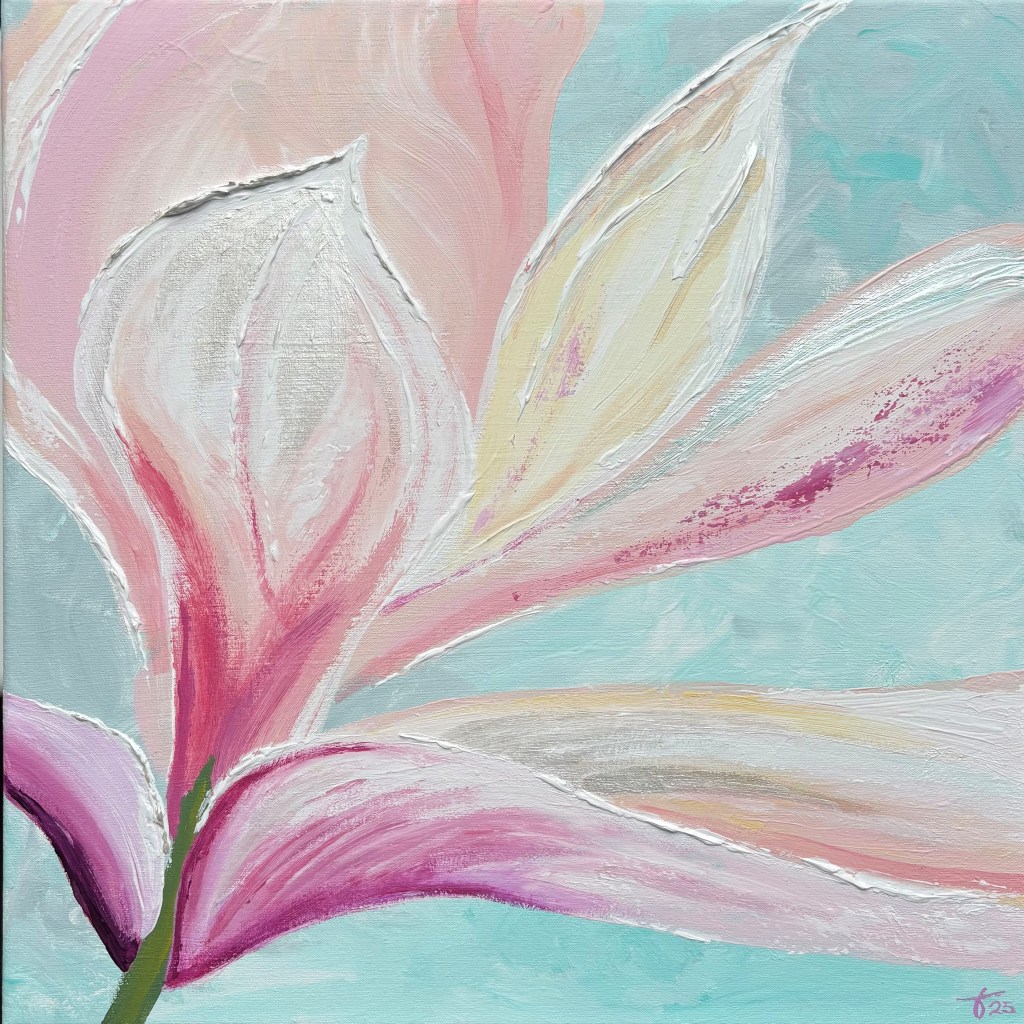 Schilderij van een magnolia in zachte roze- en pasteltinten, met reliëfranden en parelmoeraccenten op een lichtblauwe achtergrond.
Painting of a magnolia in soft pink and pastel tones, with raised texture and pearlescent highlights against a light blue background.