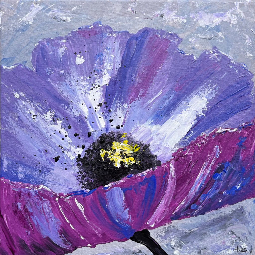 Expressive purple flower with energetic brushstrokes, black splatters and a yellow centre against a grey-purple background.
Expressieve paarse bloem met dynamische penseelstreken, zwarte verfspetters en een gele kern tegen een grijs-paarse achtergrond.