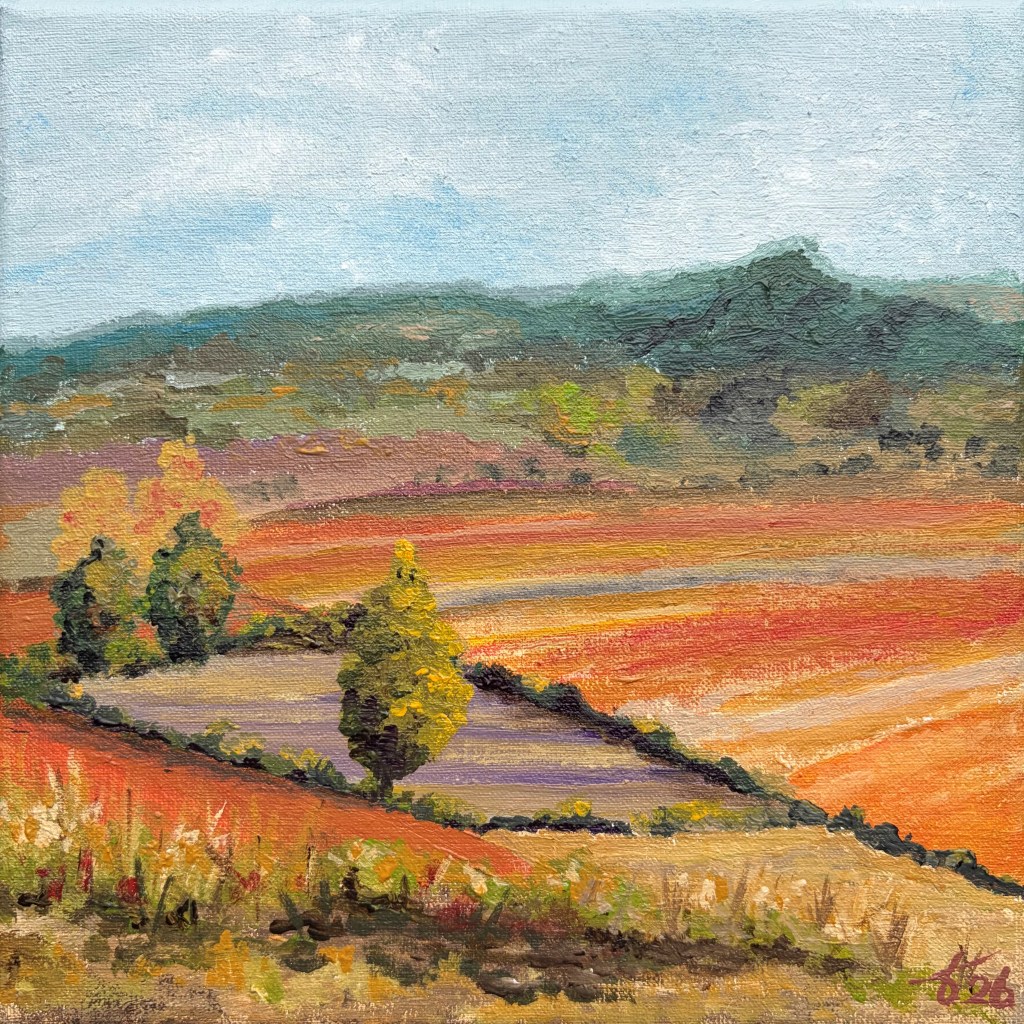 Klein landschapsschilderij met glooiende velden in oranje en rood, bomen op de voorgrond en heuvels in de verte.