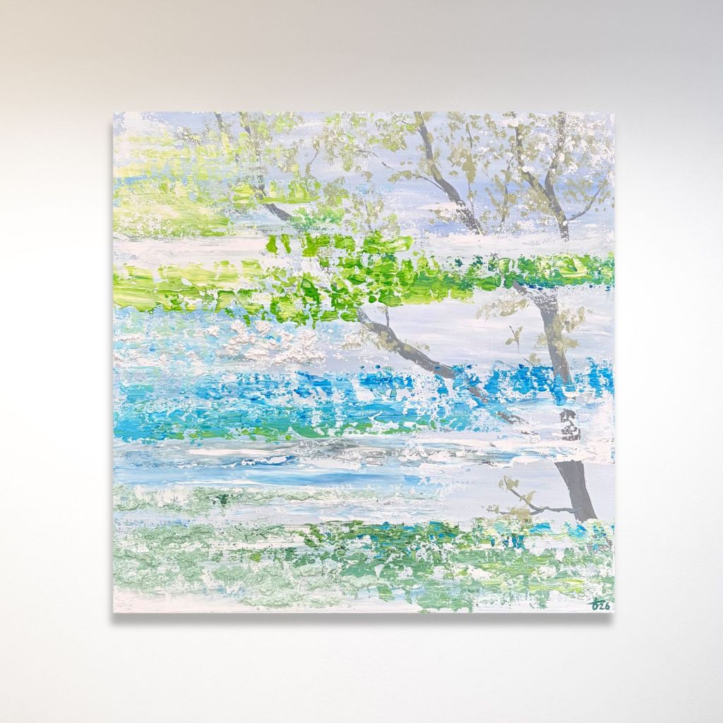 Abstract schilderij in zachte blauw-, groen- en wittinten met boomtakken, gelaagde verfstructuren en een licht, transparant kleurbeeld.