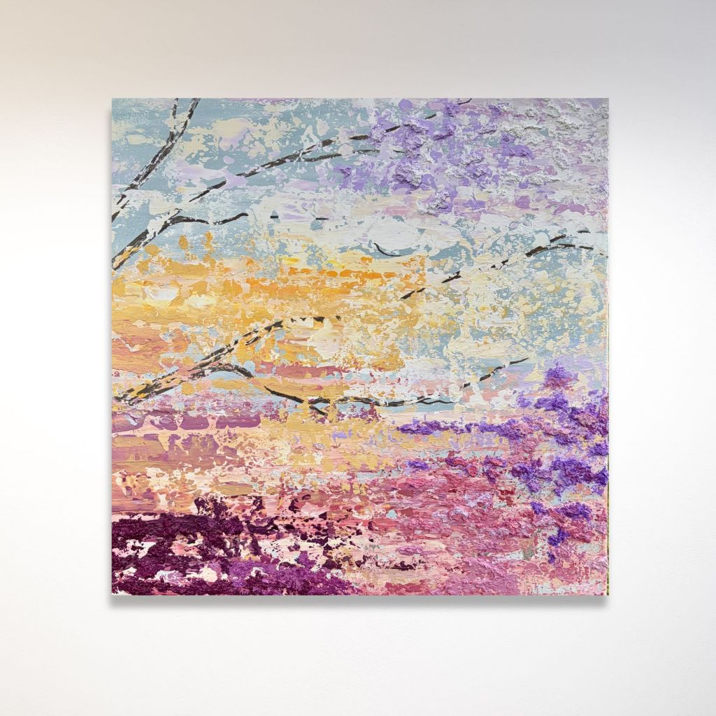 Abstract schilderij in zachte mauve-, roze-, perzik- en geeltinten met donkere boomtakken en een gelaagd, sterk getextureerd oppervlak.